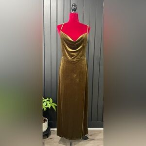 Tailor Vintage Velvet Maxi Dress in Olive Green